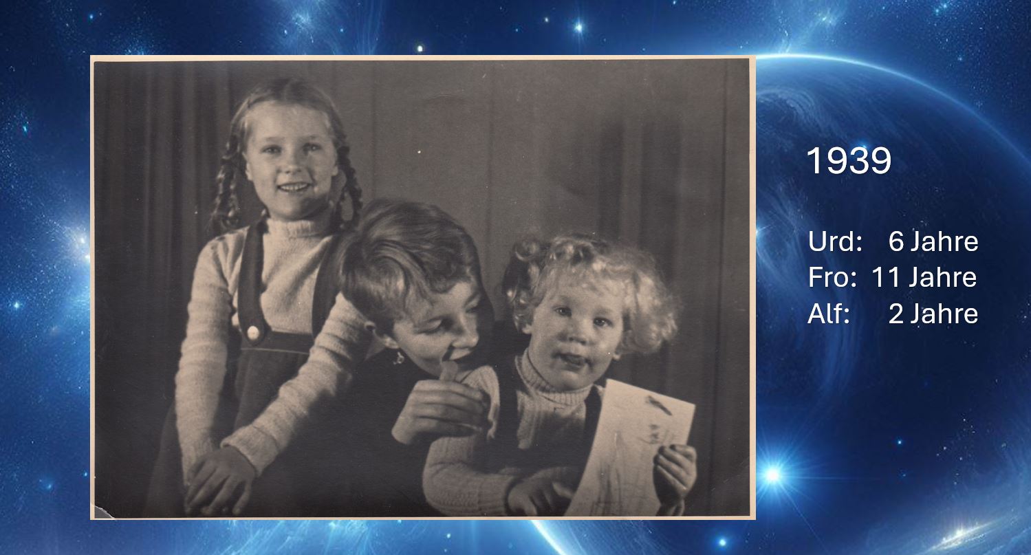 Ein schwarz-weiß Foto von einem Mädchen und zwei Jungen. Beschriftung: 1939, Urd: 6 Jahre, Fro: 11 Jahre, Alf: 2 Jahre